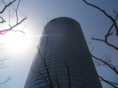 半円形のホテルです。
最初は反対から見ていて、モノリスとおもっていました。