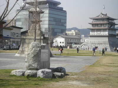 右のお城のような建物が「琵琶湖文化館」です。
以前は、淡水水族館を兼ねていました。淡水水族館は烏丸半島にうつされました。