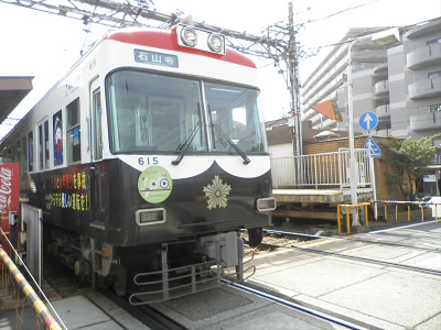 なんとパトカーのラッピング。
京阪大津線は何を考えているんだか。