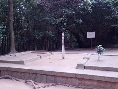 獅子窟寺の仁王門の跡です。
山道にある仁王門なのでしょうか、こじんまりとしています。
