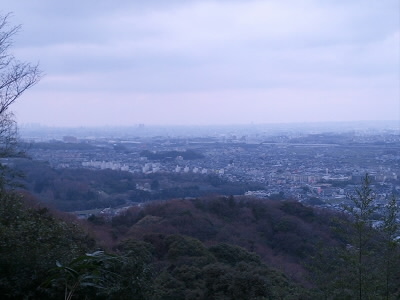 獅子窟寺からの眺望です。
まだ、曇っていたのですっきりとしませんが、遠くまで見えました。