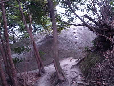 上がってみると、きっと素晴らしい眺めなんでしょう。先を急いだので登らずじまいでした。