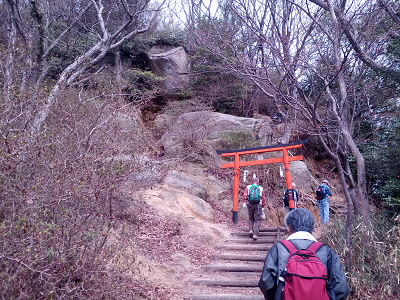 やっぱし、大きな岩が。
この手前でJM3GVHさんが無線局を開いておられました。