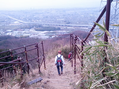 平野をみながら、尾根を下っていきます。