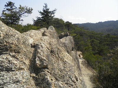 花崗岩の岩が出てきました。
これから、このような岩場の稜線を歩きます。