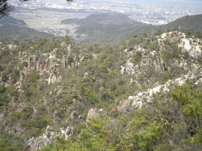 すごく、岩が出ています。
まるで庭園のようです。