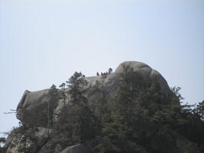 天狗岩が見えてきました。
あの上に行く予定。高いところが苦手なので、どうしよう。