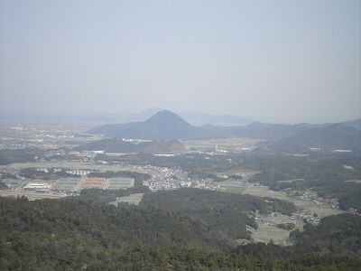 三上山が綺麗にみえました。
手前にある建物はトレーニングセンターの厩舎。