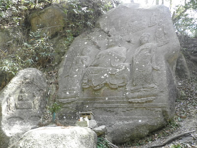 花崗岩の巨石に像高さ2.35mの阿弥陀仏如来像、両脇に観音菩薩、勢至菩薩の三尊像を中心に９躯の菩薩が浮き彫りにされています。
新羅の影響を受けた作品とされています。