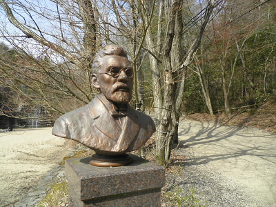 観音を落とした張本人？
設計しただけのようなので、現場監督が悪いのか。
でも、観音様の一部で作成された堤防なの観音様のご加護があるかも。