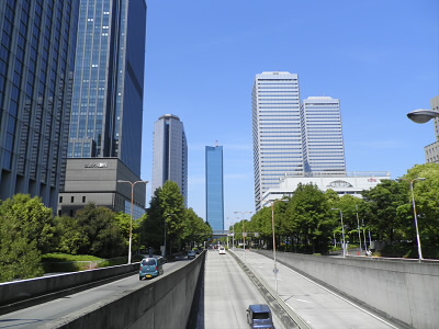 ２１世紀は、世界中がこんなんので、空中に道路が張り巡らされ、エアーカーが走っていたはずなのに。
