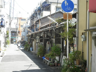 大阪にはまだ、こんな家屋が残っています。
