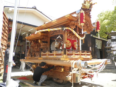 八劔神社のだんじり。
エアーでほこりを払っておられました。
