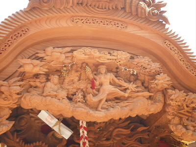 白木造りで、彫り物がいっぱいでした。