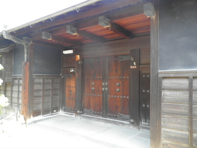 古い街並みが残っていました。
お寺かと思いましたが、どうも個人宅。
