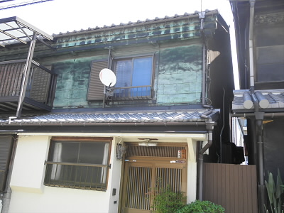 二階の壁が銅版でおおわれていました。