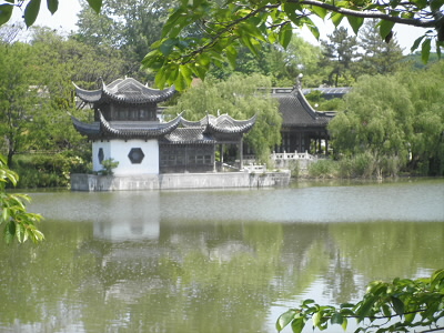 中央の池には、中国館の建物があります。
このあたりは、花博の時のパビリオンが残っていて、世界旅行ができます。