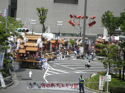 守口市駅の前でだんじりが集まってお祭りになっていました。
八劔神社のだんじりもここに来ているのかも。