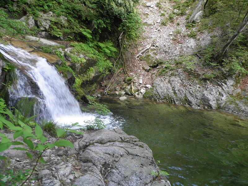 魚止の滝へのコースは危険危ないと看板があったので、パスしました。
それで最初は大摺鉢。
