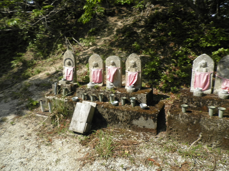 比良明神なんだけど、祠があるっと思っていたのに、お地蔵様みたい。
光背が炎のようで、お地蔵様とはちょっと違う感じ。