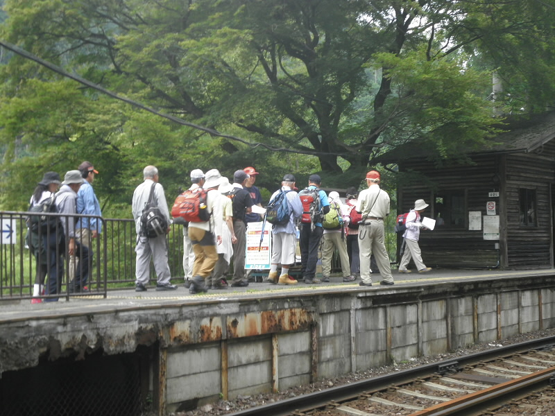 なんと、二ノ瀬駅のホームが受付になっていました。