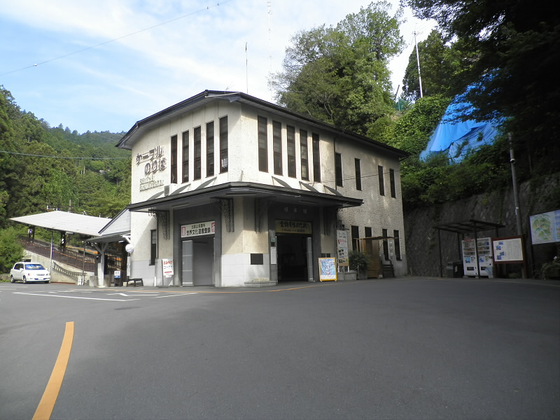 ケーブルの駅は下も上も歴史を感じます。