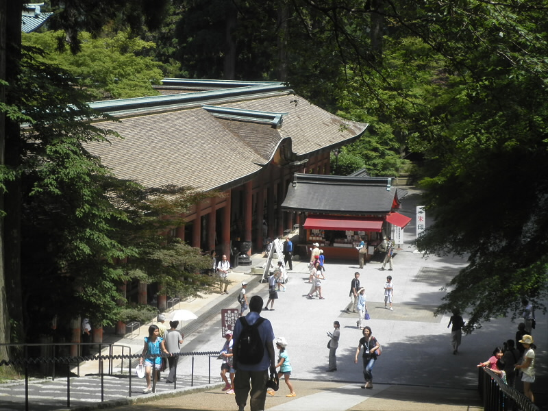 えーーと、ハイカーは参拝しなければ、参拝料を払わないのでいいのです。で、遠目の写真だけ。