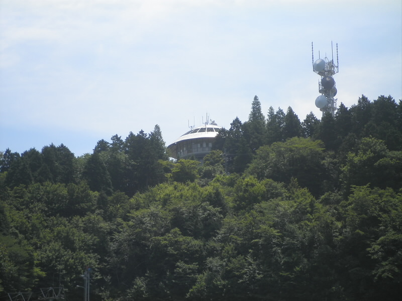 スキー場跡から見たら、UFOみたい。
昔でいえば、宇宙家族ロビンソンの宇宙船のよう。