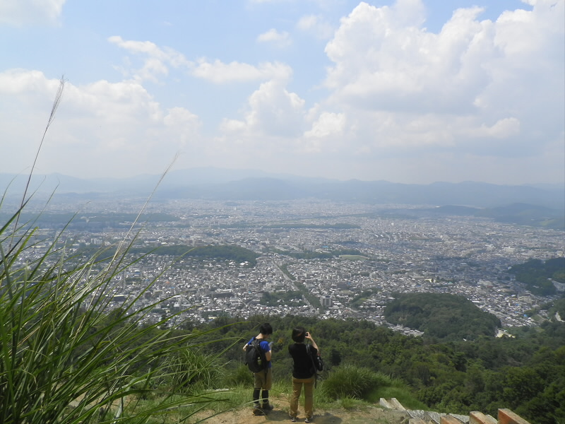 大文字は今日も快晴。
京都が一望です。
ほんで、ここでお昼。