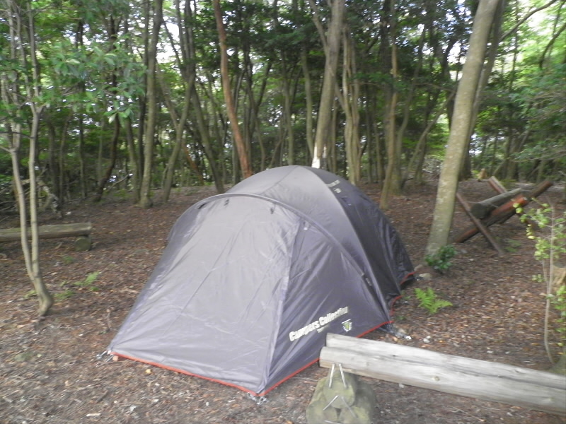 ロープはまだですが、張り終えました。
この横に、でっかいテントが張られることになりました。