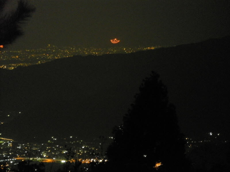 手前が山科。その向うが市内。そして舟形。
左の方に赤い小さい点が左大文字。
カメラの光学ズームではここまでです。
