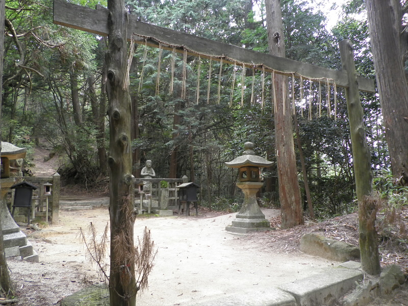 不動寺の入口。
二体の石仏で守られた参道を登って、不動寺へ行きます。