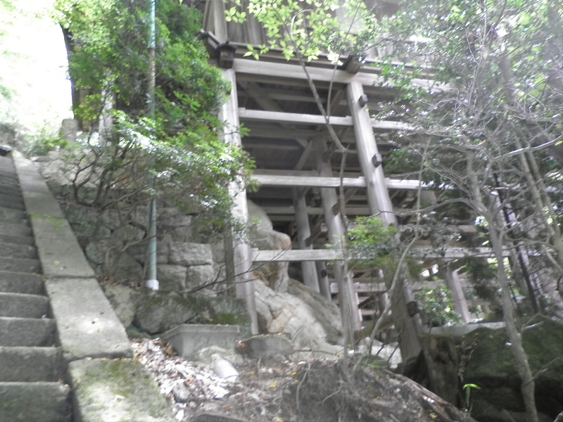 巨石の上に本堂が建っています。