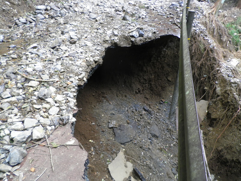 ここは1/3は落ちていて、1/3はえぐれていて、のこり1/3です。
これでは、車は通れません。