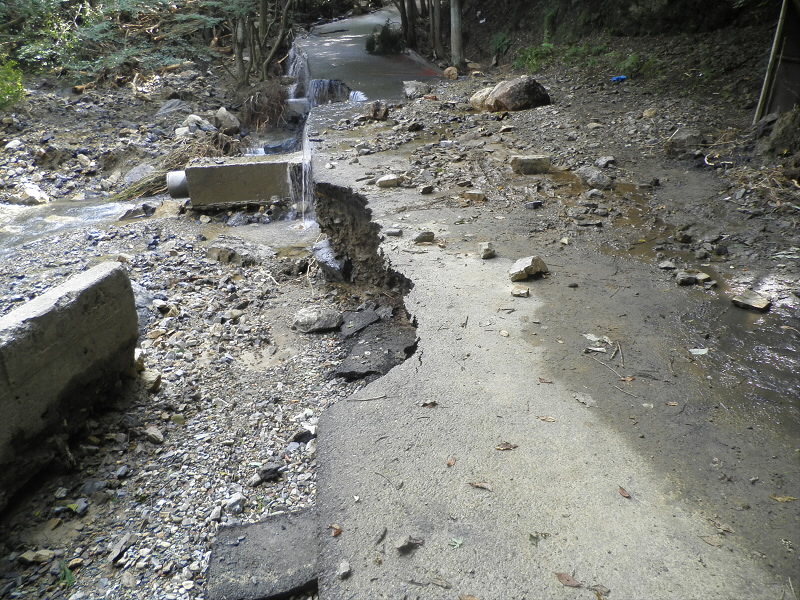 ここにかかっていた鉄の橋は流されています。
欄干だけが残っている感じ。