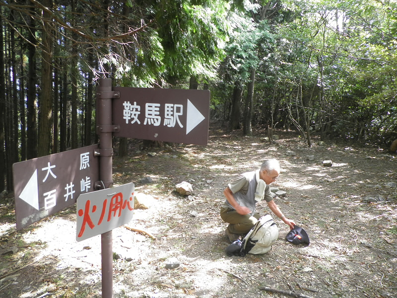 本日の最高峰。
見晴らしが良くないのと、狭いので先の鉄塔で、食事となります。
