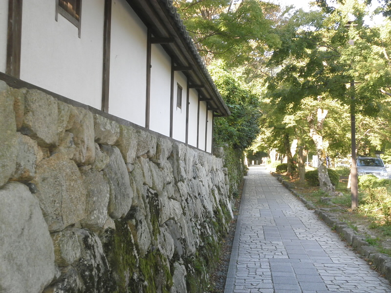 坂本は石垣の町。
穴太の仕事なんでしょう。