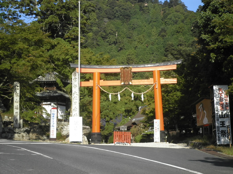 この鳥居の左側の参道の石段を登って比叡山へ上ります。今回はコースが目的でないので、一般的な道で比叡山・三角点をめざしました。