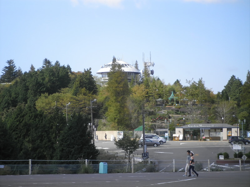 まだ、１０時になっていないので、車は少ないです。
向うに見えるのはUFOではなく、ガーデンミュージアムです。
遊園地だったころには、本当の幽霊もあるという、お化け屋敷がありました。