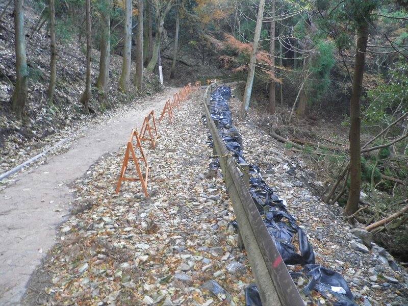 ここは道がえぐれていたところです。
土嚢で補強されなんとか通れるようになっていますが、クルマでの通行はできませんね。