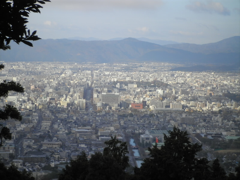 右下の朱は平安神宮の鳥居です。