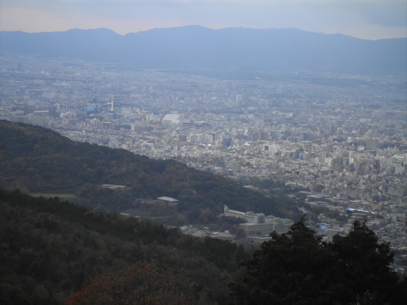 稲荷山から将軍塚の右側（西）が京都。
山科も京都市ですが、なぜか区別してしまうのが山科人。