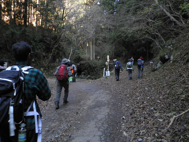 アソガ谷へはここから入ります。
それまでは、舗装道路でしたが、本格的な山道の開始。