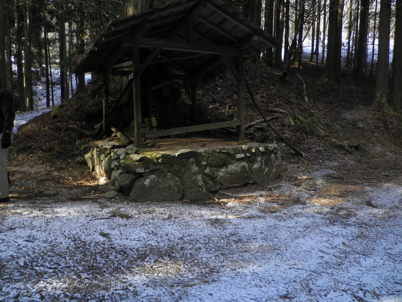 ここまでくれば、あと少し。
すこし、戻るように天狗杉へ登ります。
白いのは雪のよう。