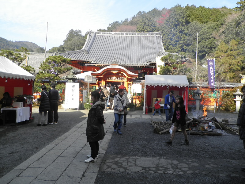 豪快な焚火があります。以前は多くの神社にありましたが、だんだん少なくなってしまいました。