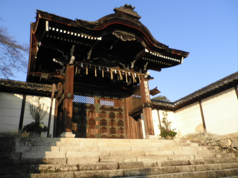 滋賀院門跡の門です。
1615年に天海が、後陽成天皇から京都の法性寺を賜って移築し、1655年に後水尾天皇から滋賀院の号を受けたそうです。