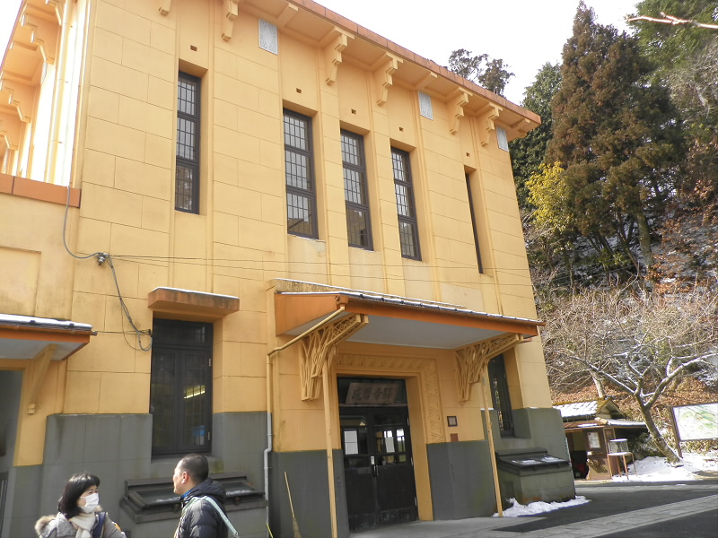 ここまで来ると観光客がいっぱいです。
寒いのにみなさんよく来られています。
ここら、左に上がって大比叡に向かいます。

