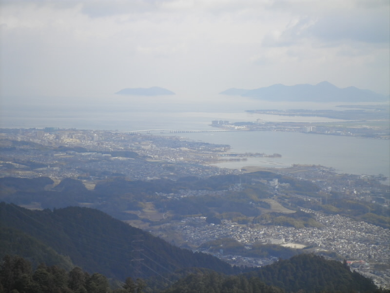 琵琶湖大橋までしっかり見えます。