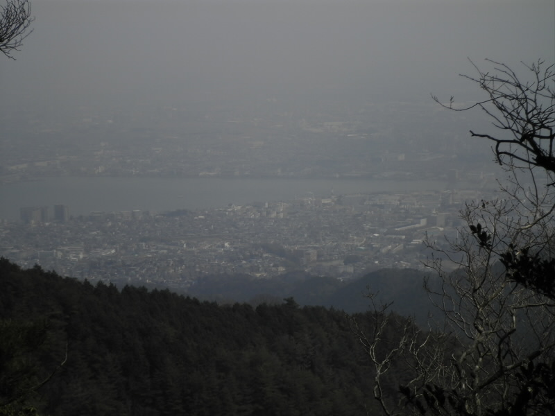 山頂の手前の眺望ポイント。
このあたりでは、瀬田あたりが見渡せます。