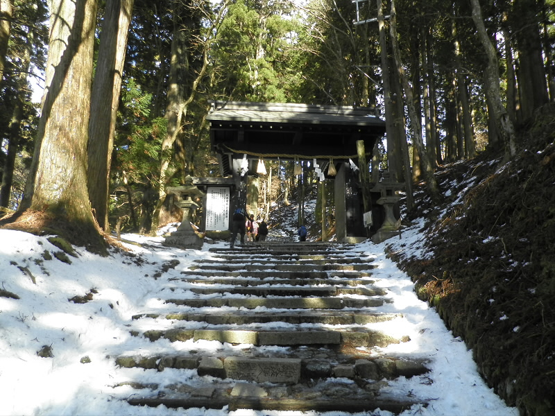 このあたりから、雪が多くなります。
石段では、足が滑りまくり。
